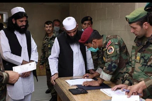 Tù binh Taliban được trả tự do trước cuộc hòa đàm. Ảnh: AP.