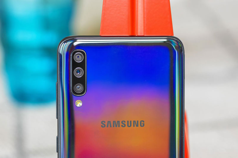 Samsung Galaxy A70 với 3 camera sau, RAM 6 GB, pin 4.500 mAh giảm giá 2 triệu đồng