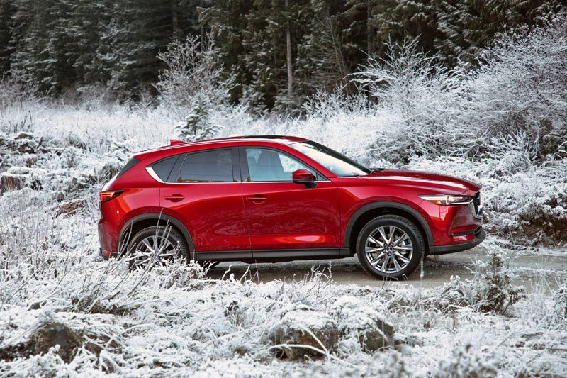 2. Mazda CX-5 2020 (điểm hiệu suất: 8,6/10, giá khởi điểm: 25.190 USD).