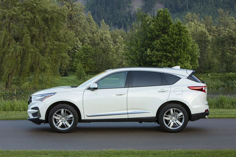 3. Acura RDX 2021 (điểm hiệu suất: 8,5/10, giá khởi điểm: 38,200 USD).