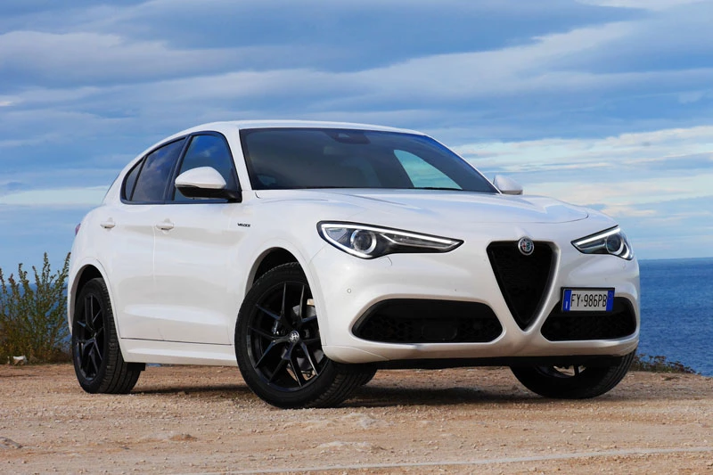 4. Alfa Romeo Stelvio 2020 (điểm hiệu suất: 8,3/10, giá khởi điểm: 41,400 USD).