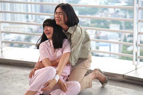 Chồng đồng ý để người chị bị trầm cảm của tôi về ở cùng, tôi vui mừng tột bậc cho đến khi đọc những dòng tin anh gửi cho chồng chị