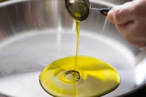 Thấy dầu ăn có 4 dấu hiệu "lạ" chị em tuyệt đối không được dùng kẻo gây hại cho cả nhà
