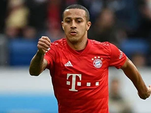 M.U, Liverpool mặc cả với Bayern để mua Thiago giá rẻ