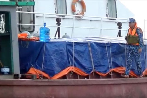 Cảnh sát biển bắt giữ 50.000 bao thuốc lá không có giấy tờ hợp pháp