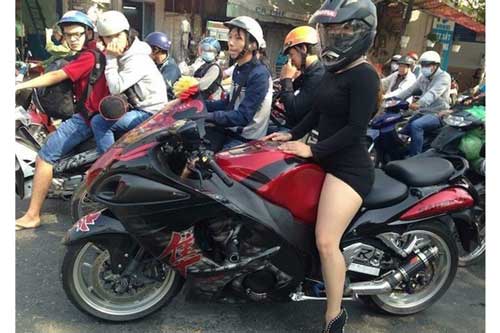 “Cười không nhặt được mồm” với muôn kiểu thời trang lên phố của hội chị em