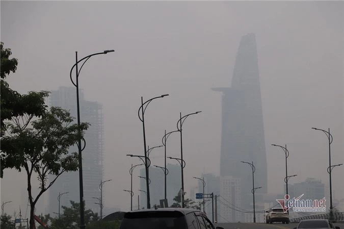 Sài Gòn đặc quánh sương mù, nửa tòa nhà Landmark 81 bị che khuất