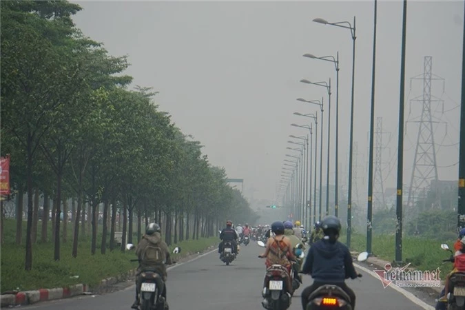 Sài Gòn đặc quánh sương mù, nửa tòa nhà Landmark 81 bị che khuất