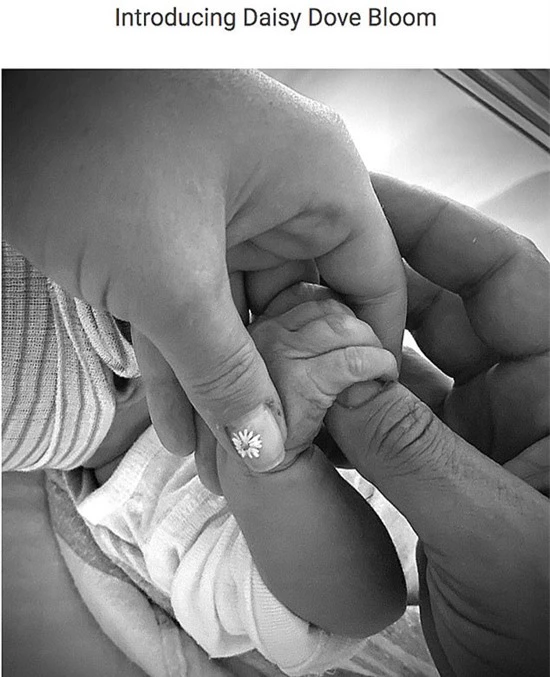 Trước đó, ngày 26/8, hôn phu của Katy - tài tử Orlando Bloom - đăng ảnh con gái chào đời trên Instagram.