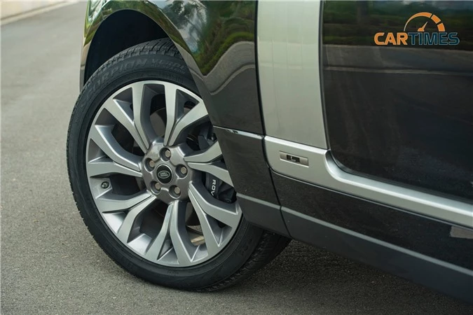 La zăng 21 inch 7 chấu có màu bạc phay xước trên xe Range Rover Autobiography P400