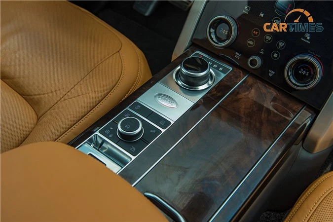 Phần điều khiển trung tâm của xe Range Rover Autobiography P400