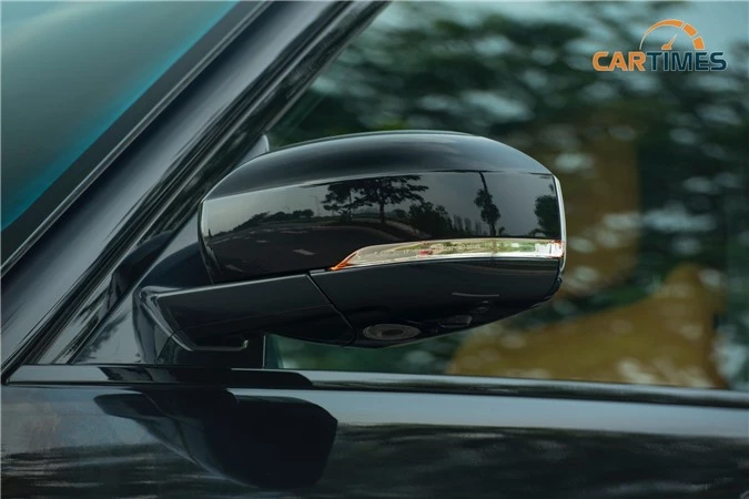 Camera 360 đặt trên gương chiếu hậu của Range Rover
