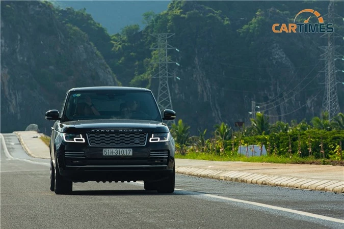 Việc điều khiển Range Rover Autobiography P400 là tương đối nhàn nhã với một mẫu xe SUV cỡ lớn 