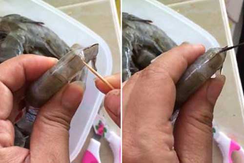 Không cần bóc vỏ, bạn có thể lấy đường chỉ đen trên lưng tôm siêu nhanh với mẹo đơn giản này