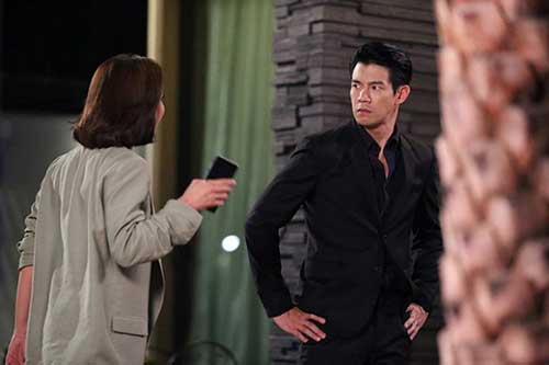 Chồng bắt vợ quỳ xuống xin lỗi cả nhà vì mặc bikini khoe bụng bầu 5 tháng khi đi tắm biển