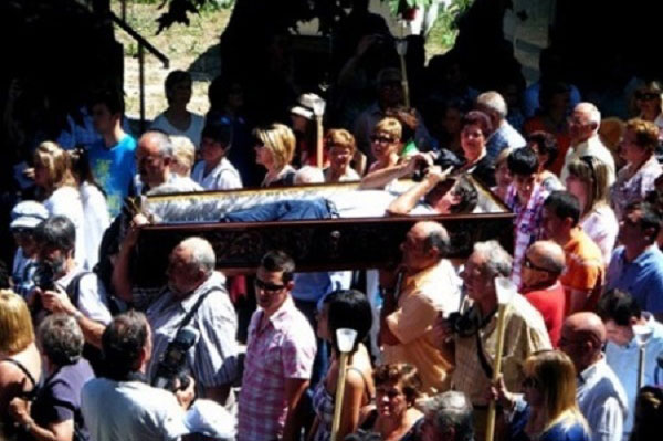 Kỳ lạ ngôi làng đưa tang cả người còn đang sống