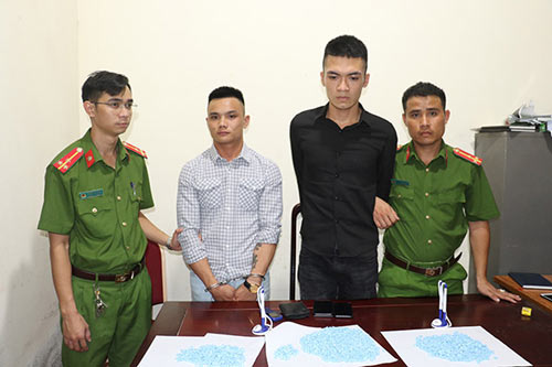 Nghệ An: Nam sinh viên vận chuyển 2000 viên ma túy tổng hợp