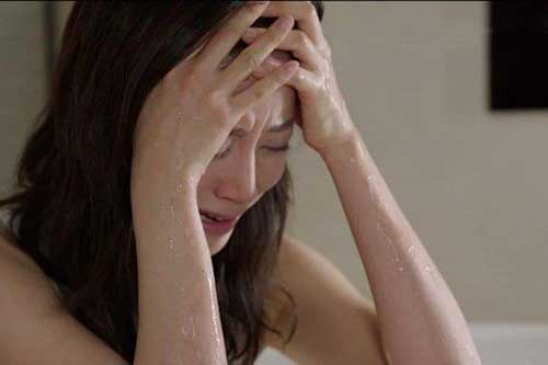 Có nên li dị để bảo toàn nửa căn nhà khi vợ cắm sổ đỏ vay tiền bị siết nợ?