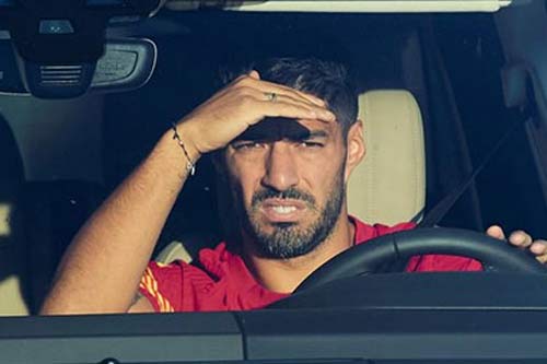 Barca 'đuổi cùng diệt tận' Suarez