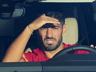 Barca 'đuổi cùng diệt tận' Suarez