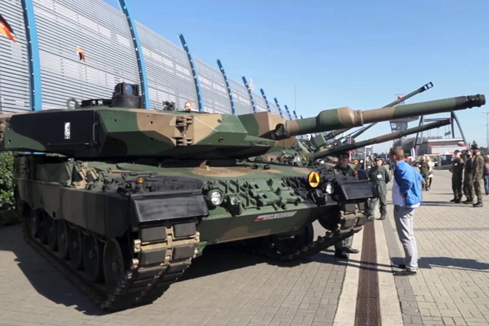 Xe tăng chiến đấu chủ lực Leopard 2PL do Ba Lan tự nâng cấp. Ảnh: TASS.