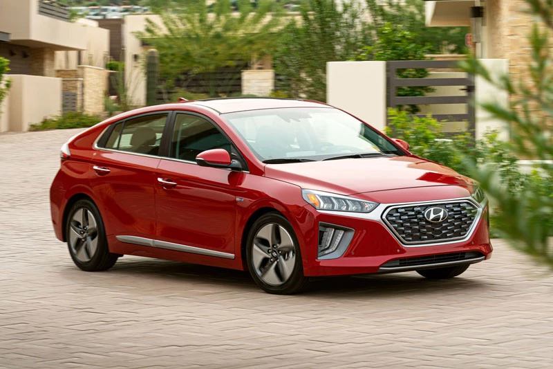 1. Hyundai Ioniq Hybrid 2020 (mức tiêu hao nhiên liệu ở đường hỗn hợp: 4,9 lít/100 km).