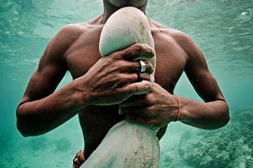 Bộ tộc 'người cá' và tục chọc thủng màng nhĩ trẻ em