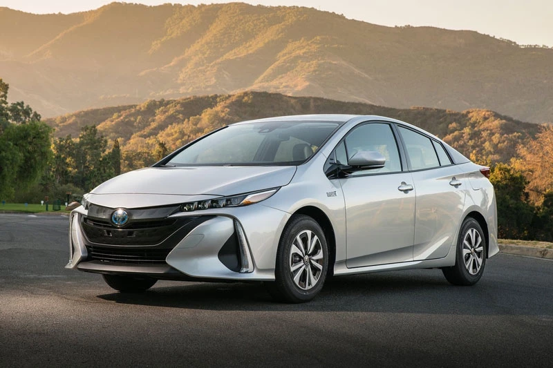 2. Toyota Prius Prime 2020 (mức tiêu hao nhiên liệu ở đường hỗn hợp: 5,2 lít/100 km).