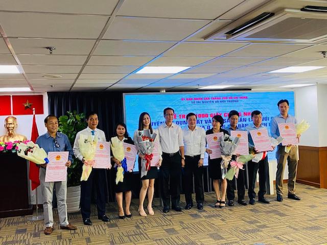 TP.HCM: Trao 1.000 sổ hồng cho 16 dự án nhà ở, vẫn còn tồn hơn 27.000 căn hộ bị "treo" sổ hồng nhiều năm