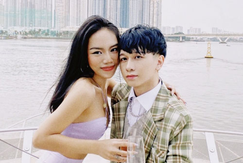 Ca sĩ Vũ Thảo My đón tuổi mới trên du thuyền