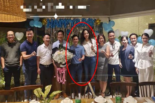 Sau 1 tháng sinh con, Đàm Thu Trang lần đầu khoe trọn body trong buổi tụ họp công ty