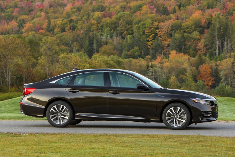 7. Honda Accord Hybrid 2020 (mức tiêu hao nhiên liệu ở đường hỗn hợp: 5,9 lít/100 km).