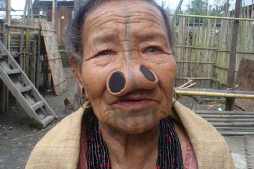 Bộ tộc 'mũi quỷ' và sở thích làm đẹp kỳ dị