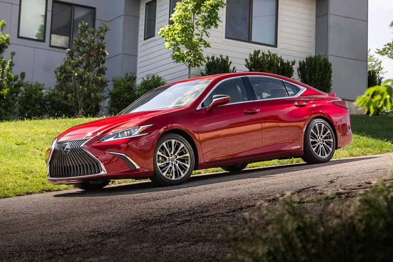 8. Lexus ES Hybrid 2020 (mức tiêu hao nhiên liệu ở đường hỗn hợp: 6,4 lít/100 km).