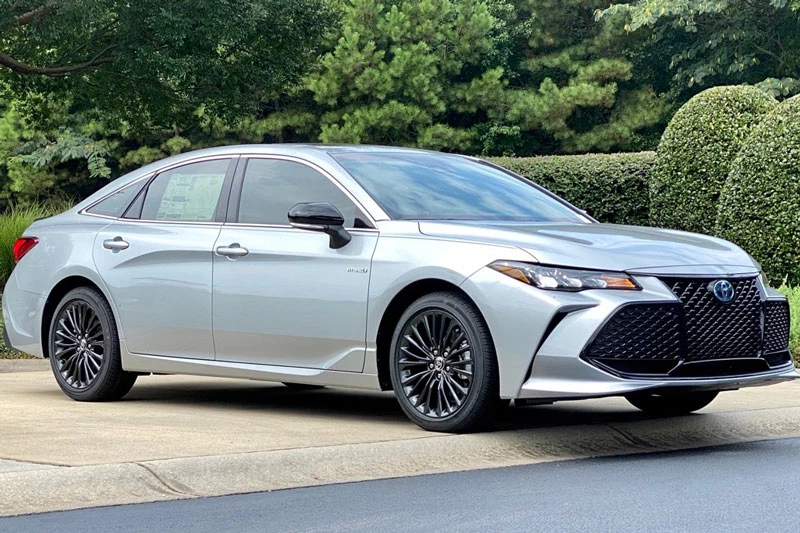 9. Toyota Avalon Hybrid 2020 (mức tiêu hao nhiên liệu ở đường hỗn hợp: 6,6 lít/100 km). 