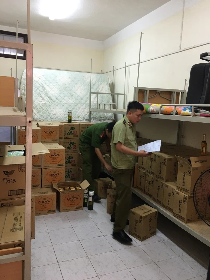 Hà Nội: Phát hiện 1.300 chai rượu ngoại nghi nhập lậu tại ký túc xá Đại học Mỏ địa chất.