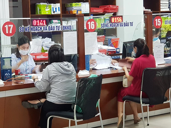 Người dân và doanh nghiệp đến giao dịch với Sở KH-ĐT Đà Nẵng tại Bộ phận "Một cửa" của Trung tâm Hành chính TP (Ảnh: HC)