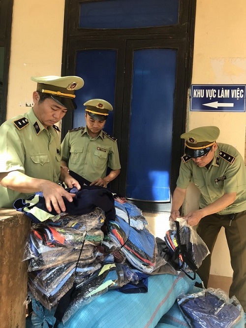 Tịch thu gần 1.700 áo hiệu Adidas bên lề đường tại Quảng Trị