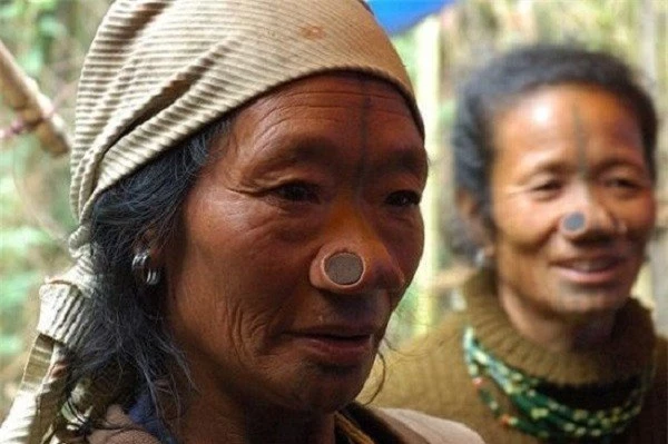Phụ nữ bộ tộc Apatani.