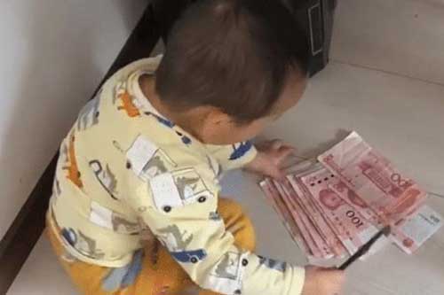 Cậy ổ đĩa máy tính của ông bố game thủ, bé trai vô tình phát hiện ra quỹ đen khiến dân mạng "cười không nhặt được mồm"