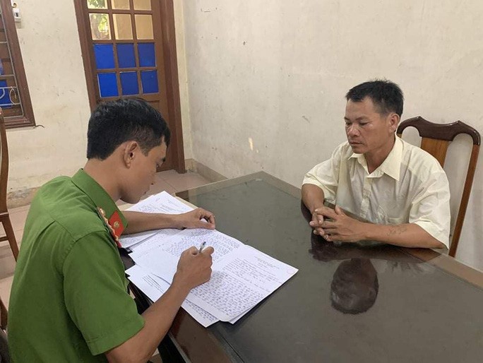 Dùng xẻng đánh vợ gục giữa nhà vì... không để dành cơm