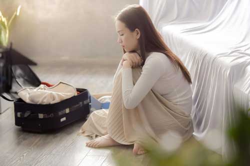 Lấy chồng được ba năm thì bất ngờ thấy cuốn album ảnh trong kho để đồ, lúc lật dở vợ "tím tái mặt mày" vì thứ nhìn thấy bên trong