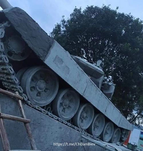 Xe tăng T-90 làm từ bê tông tại khuôn viên Lữ đoàn 201. Ảnh: ChDambiev.