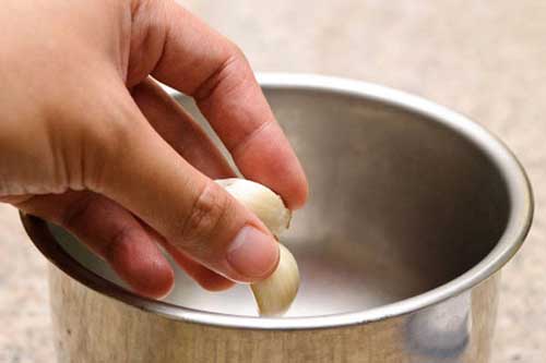 6 mẹo bóc tỏi siêu nhanh lại không bị ám mùi