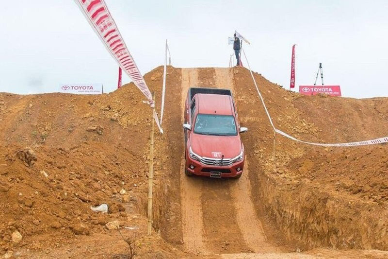 Kỹ thuật lùi xe lên dốc không lo chết máy