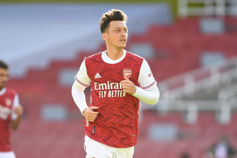 =2. Mesut Ozil (Arsenal, mức lương 350.000 bảng/tuần).