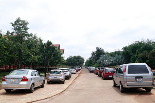 Dàn 'xế khủng' đỗ kín sân trường trong buổi họp phụ huynh đầu năm học khiến dân tình hoa mắt