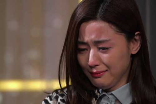 Vừa mở nắp lọ lăn khử mùi, mẹ chồng bất ngờ giật lấy rồi ném vỡ, nhưng lý do bà đưa ra khiến tôi chỉ biết cúi mặt vì tủi nhục