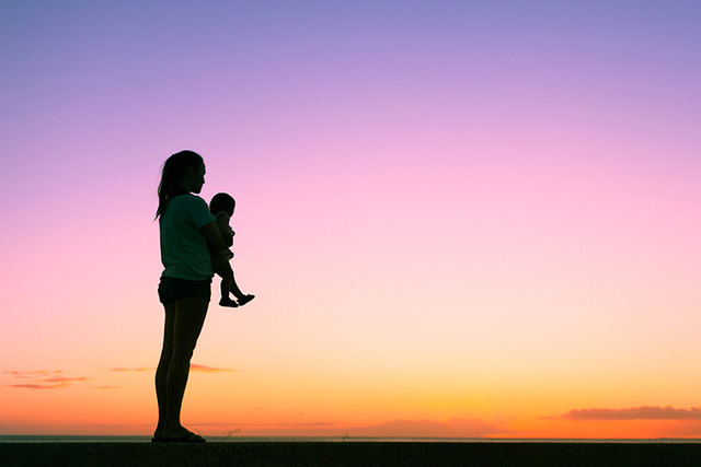 Những lầm tưởng về mẹ đơn thân: Ai cũng thiếu thốn và dễ dãi?