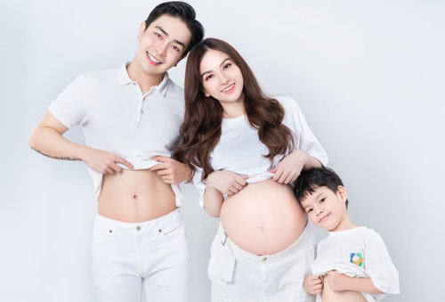 Sát ngày lâm bồn Thu Thủy khoe bộ ảnh hạnh phúc bên chồng và con trai